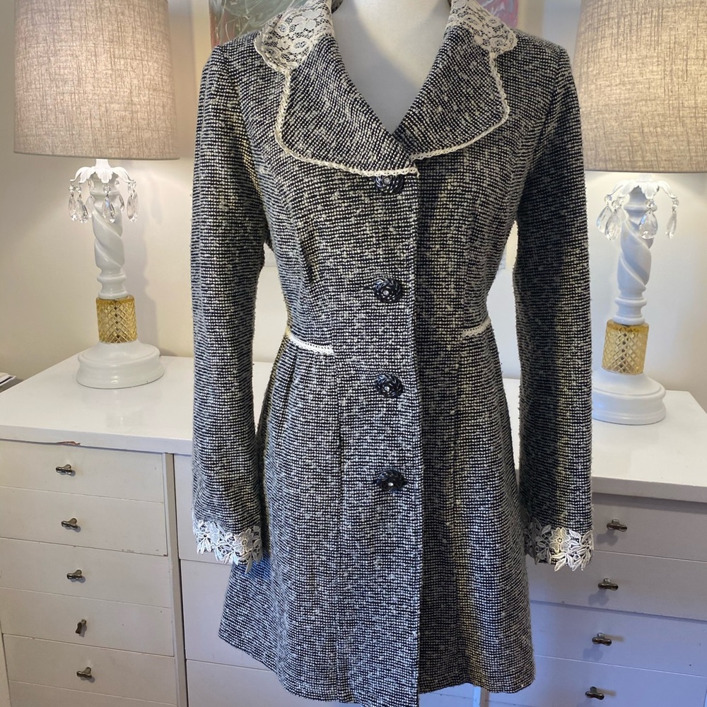 Ryu Pre-owned coat, very elegant, black and white
